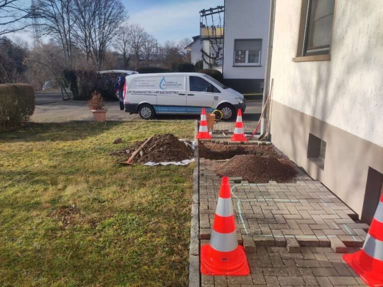 Geöffneter und abgesicherter Arbeitsbereich neben einem Gebäude